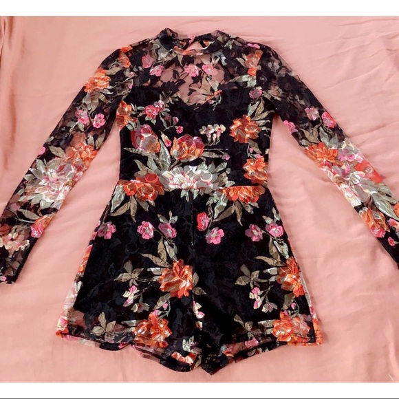 Other - Jumper short with flowers 🌺 🌹